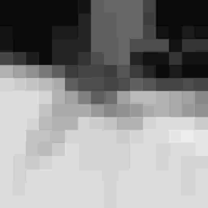 Modernes Wasser fließt aus breitem Wasserhahn in Badewanne