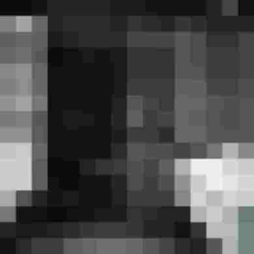 Modernes dunkles Badezimmer mit weißem Waschbecken und Handtuchheizkörper