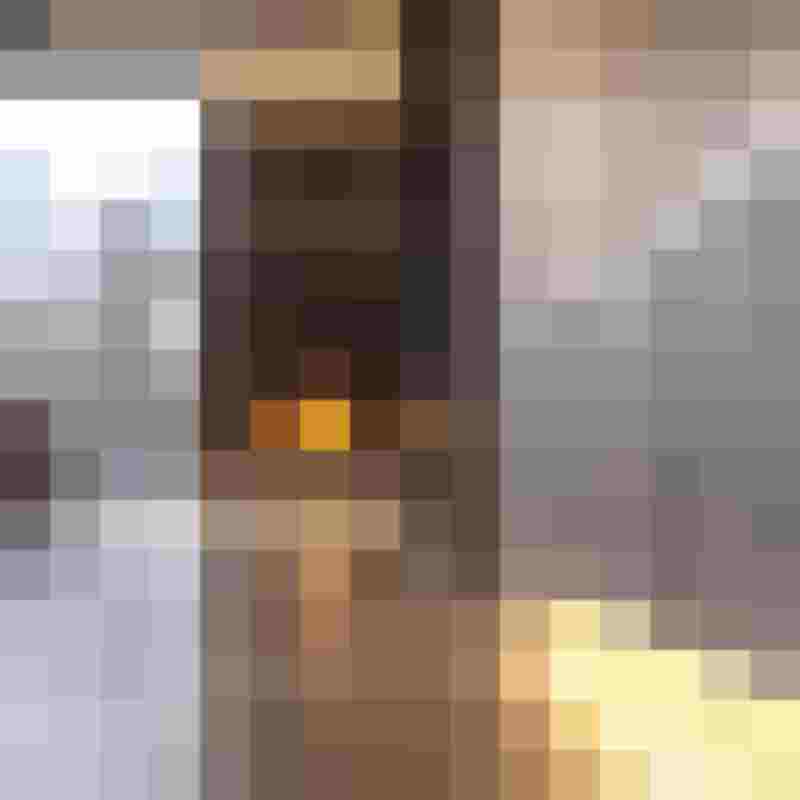 Moderner Heizkörper in stilvollem Wohnzimmer mit warmem Licht