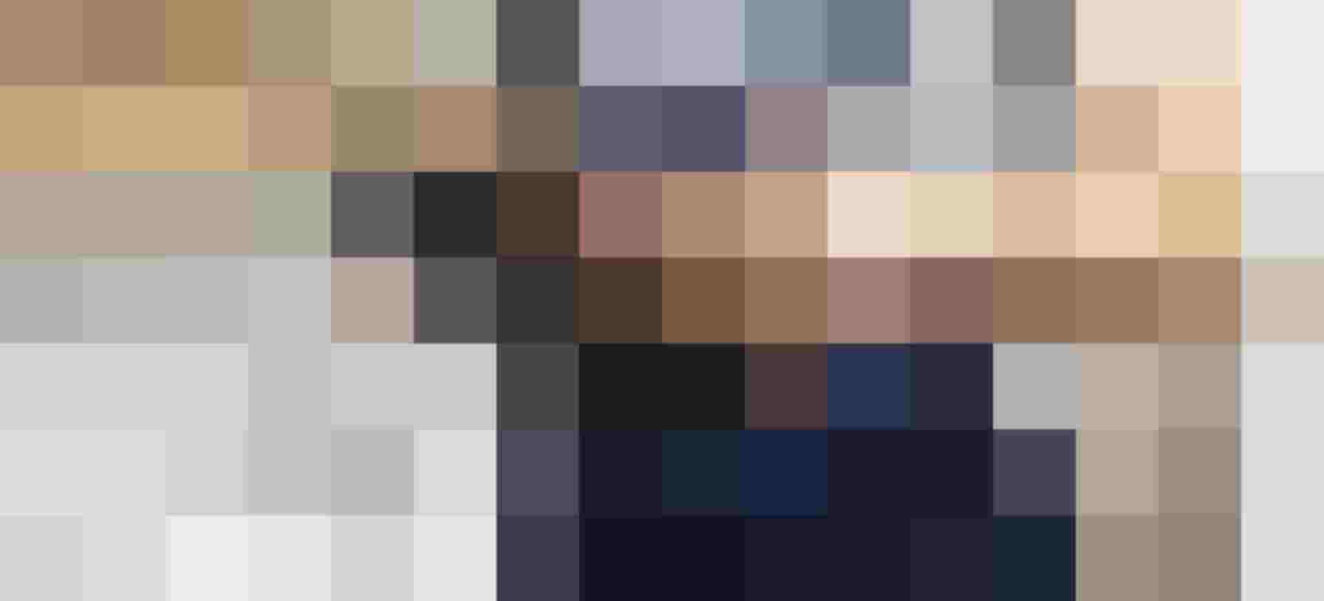 Installateur in Arbeitskleidung hält Tablet über Waschbecken