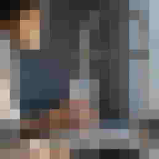 Frau füllt Glas mit Wasser aus Edelstahlarmatur