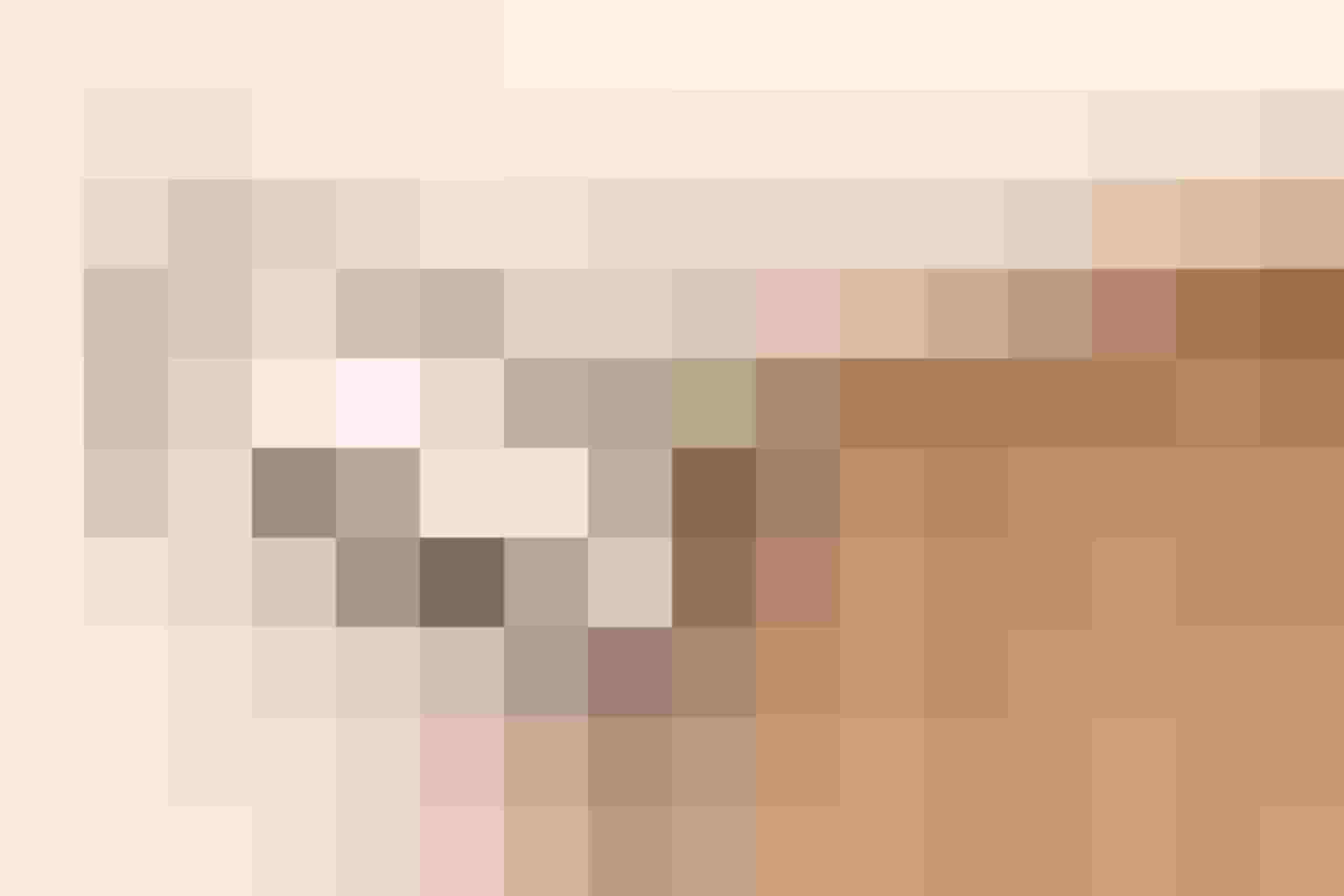 Weiße Wandklimaanlage in modernem Raum